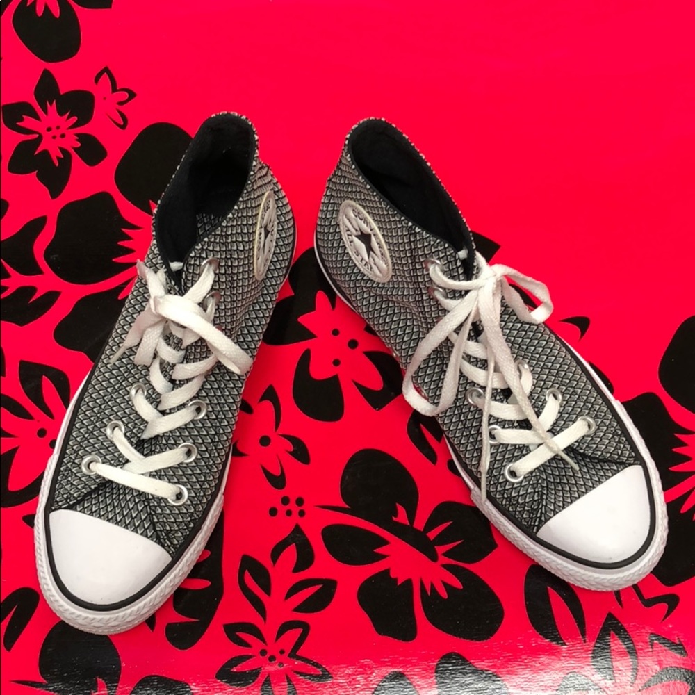 Black/white converse